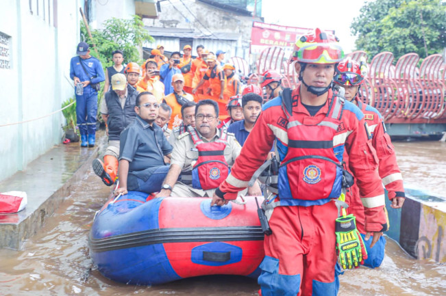 Rano Karno Dirujak Netizen Karena Naik Perahu Saat Tinjau Banjir, Ini Penyebabnya